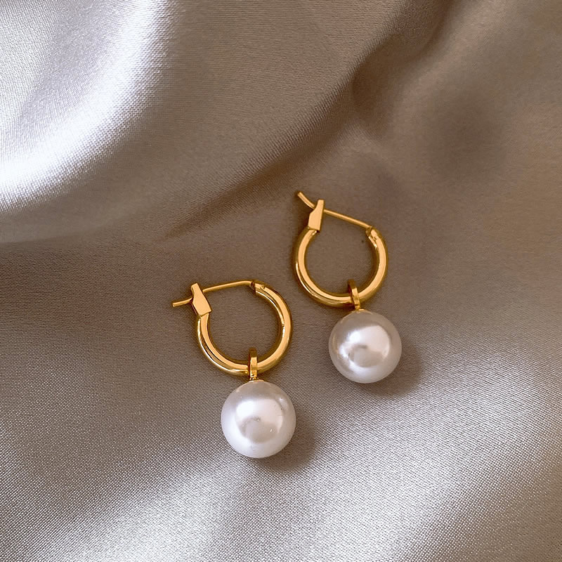 VELOURA | ARETES ELEGANTES CON PERLAS DORADAS